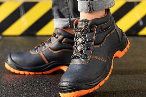 Walking Strong: Nitrile Rubber Sole Safety Shoes And Uncompromising Safety